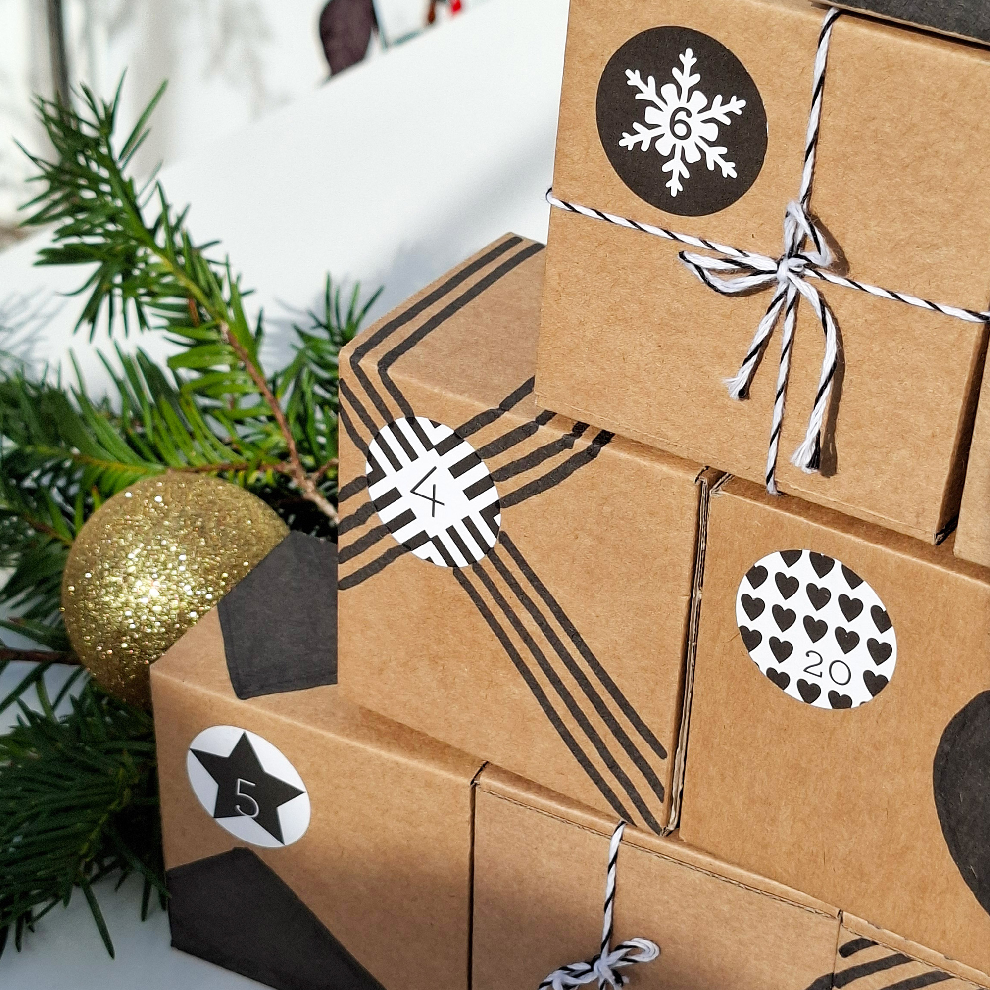 Adventskalender Schwarz/Weiß mit Boxen
