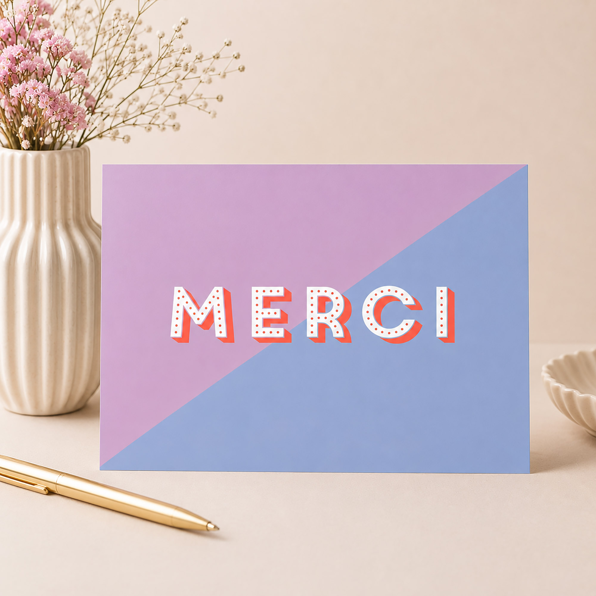 Moderne Dankeskarte mit dem Schriftzug „Merci“ auf blau-lilafarbenem Hintergrund
