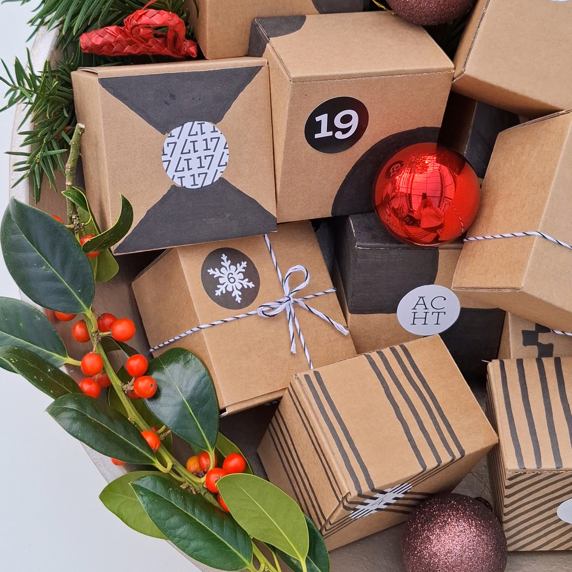 Adventskalender Schwarz/Weiß mit Boxen