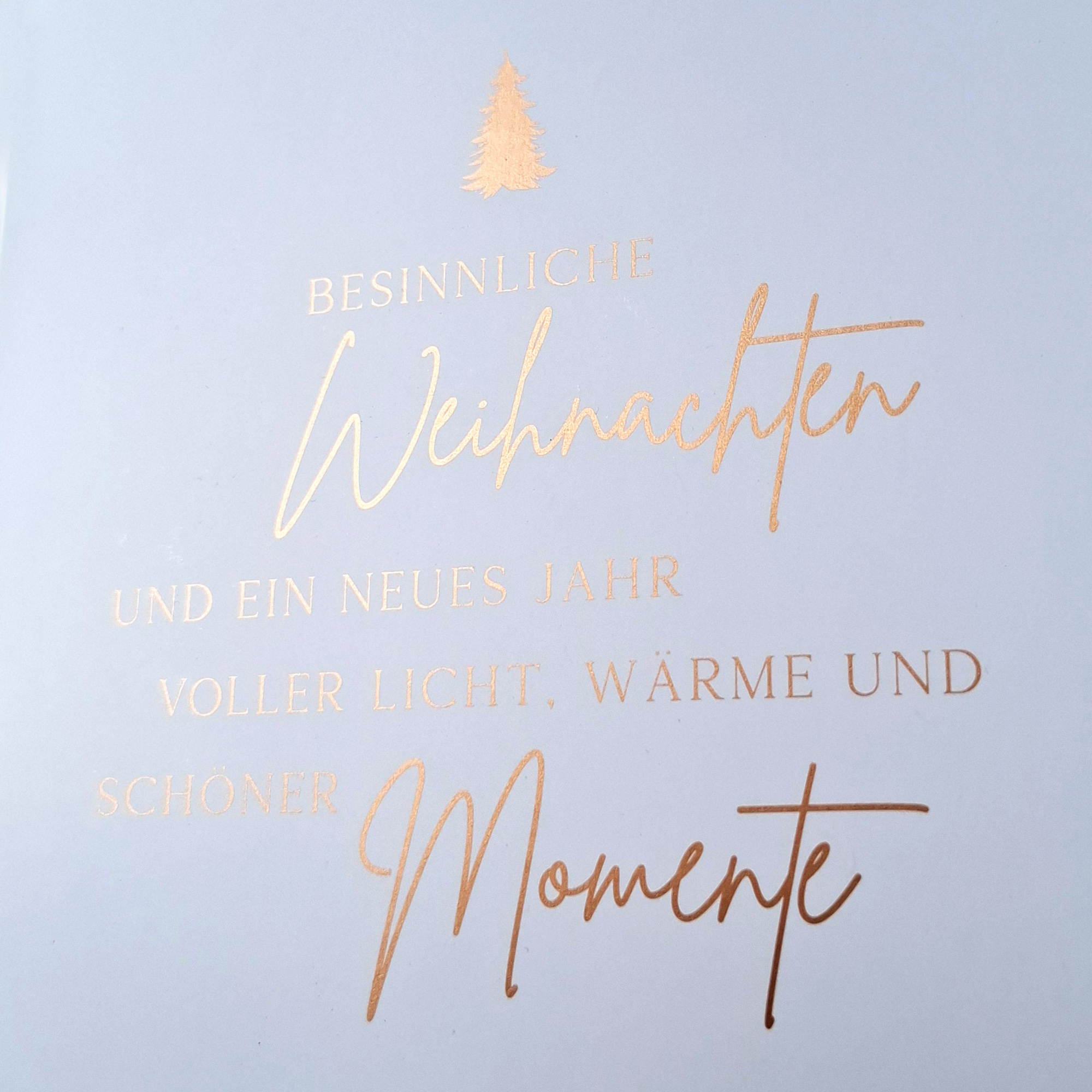 Detail der Weihnachtskarte „Besinnliche Weihnachten“ mit glänzendem Kupferdruck und Tannenbaum-Motiv