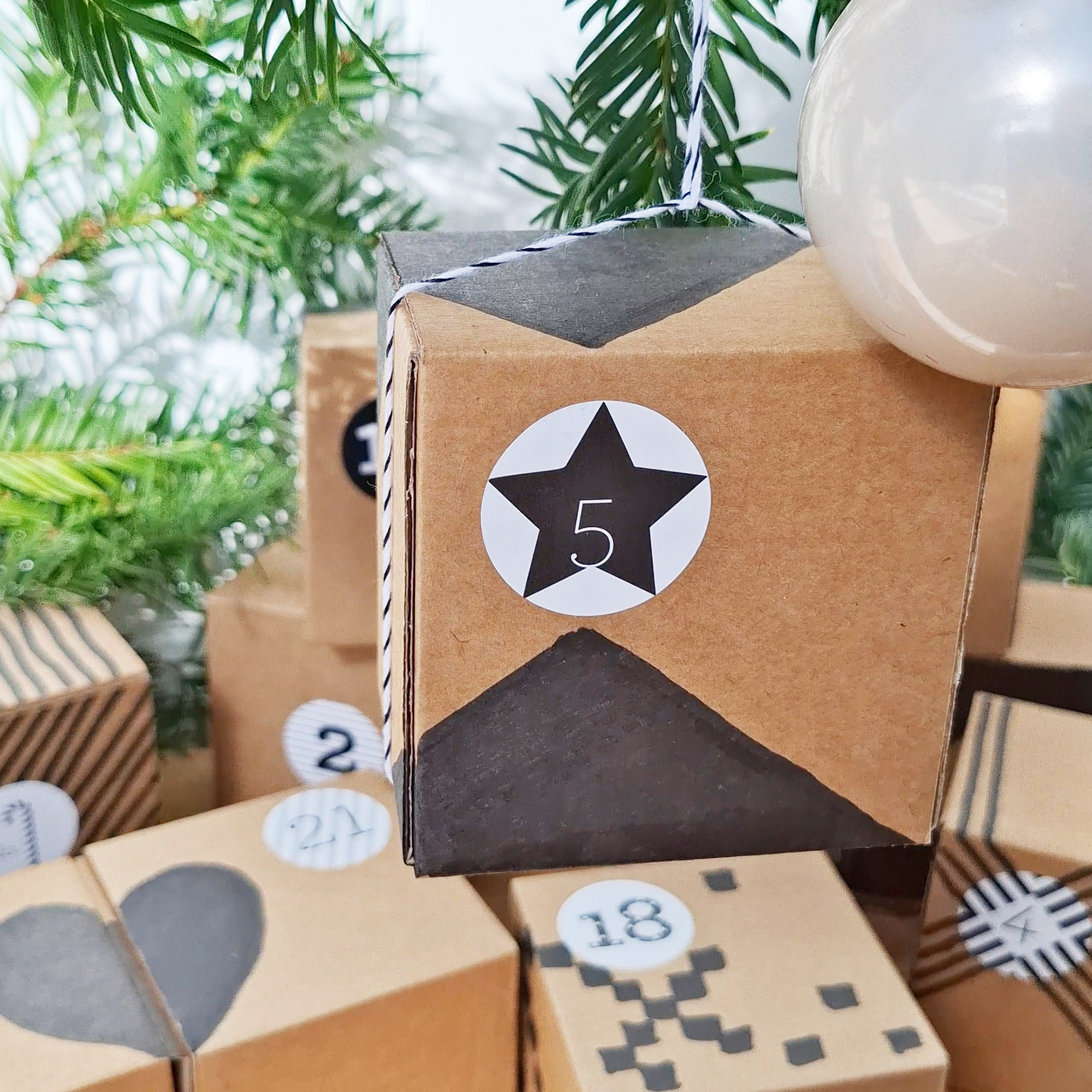 Adventskalender Schwarz/Weiß mit Boxen