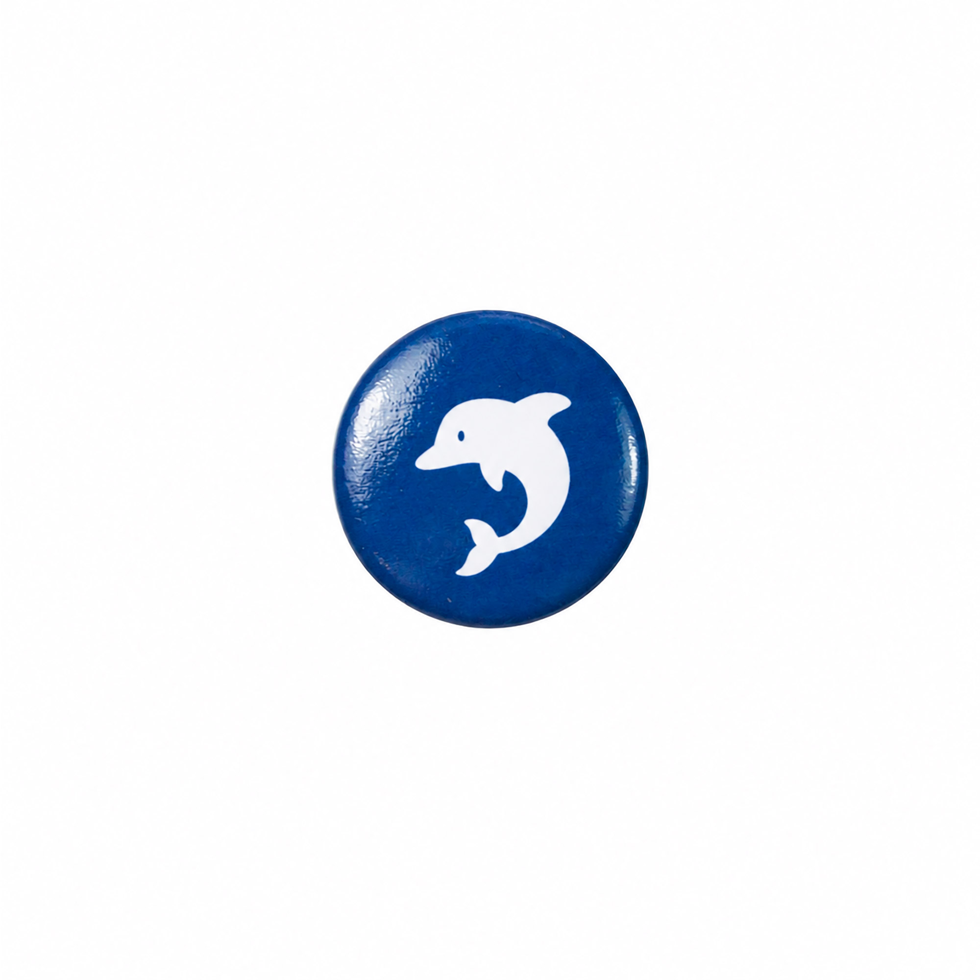 Runder dunkelblauer Kühlschrankmagnet mit einem weißen, springenden Delfin, freigestellt auf weißem Hintergrund.