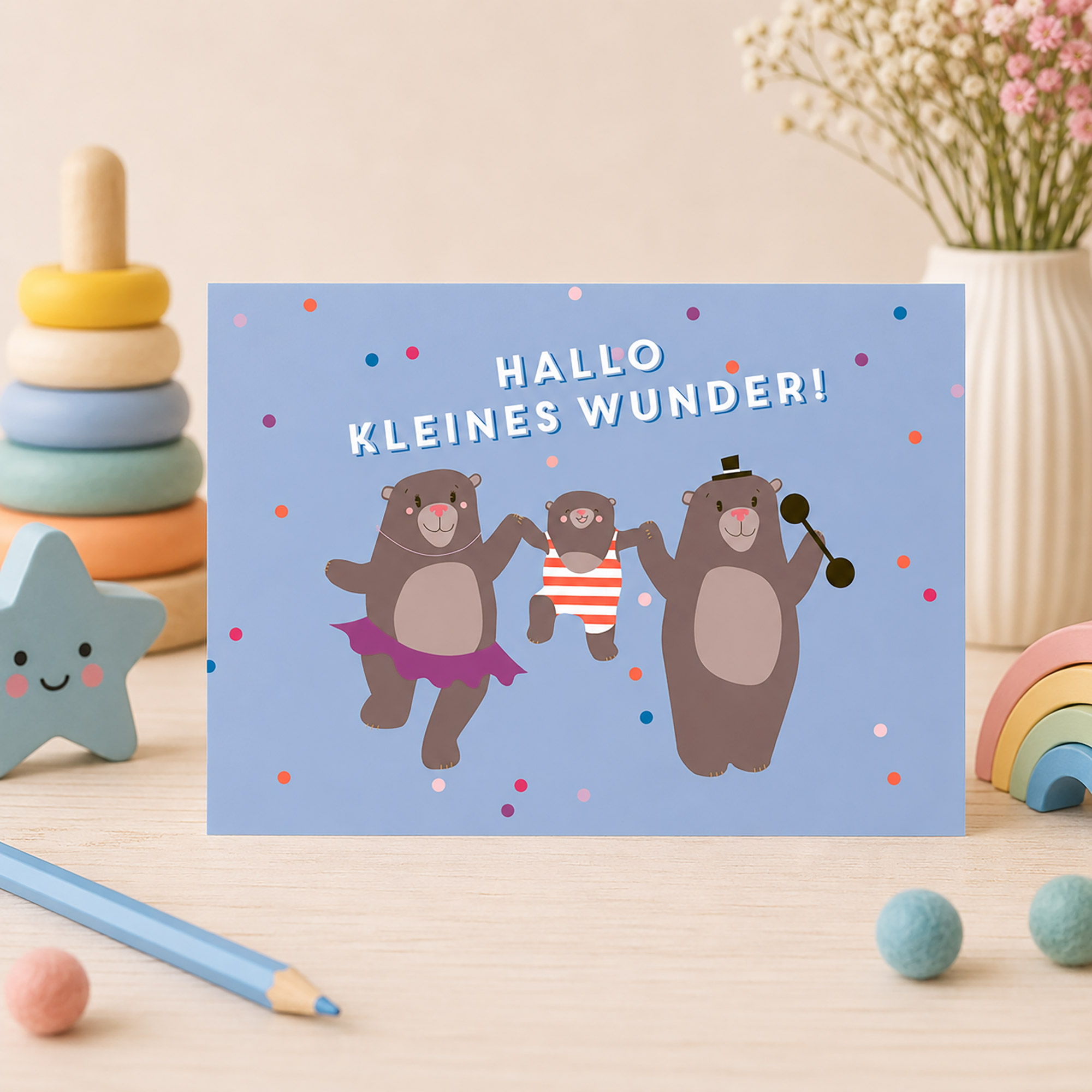 Blaue Karte zur Geburt mit dem Spruch „Hallo kleines Wunder“, drei Bären und bunten Konfetti-Punkten
