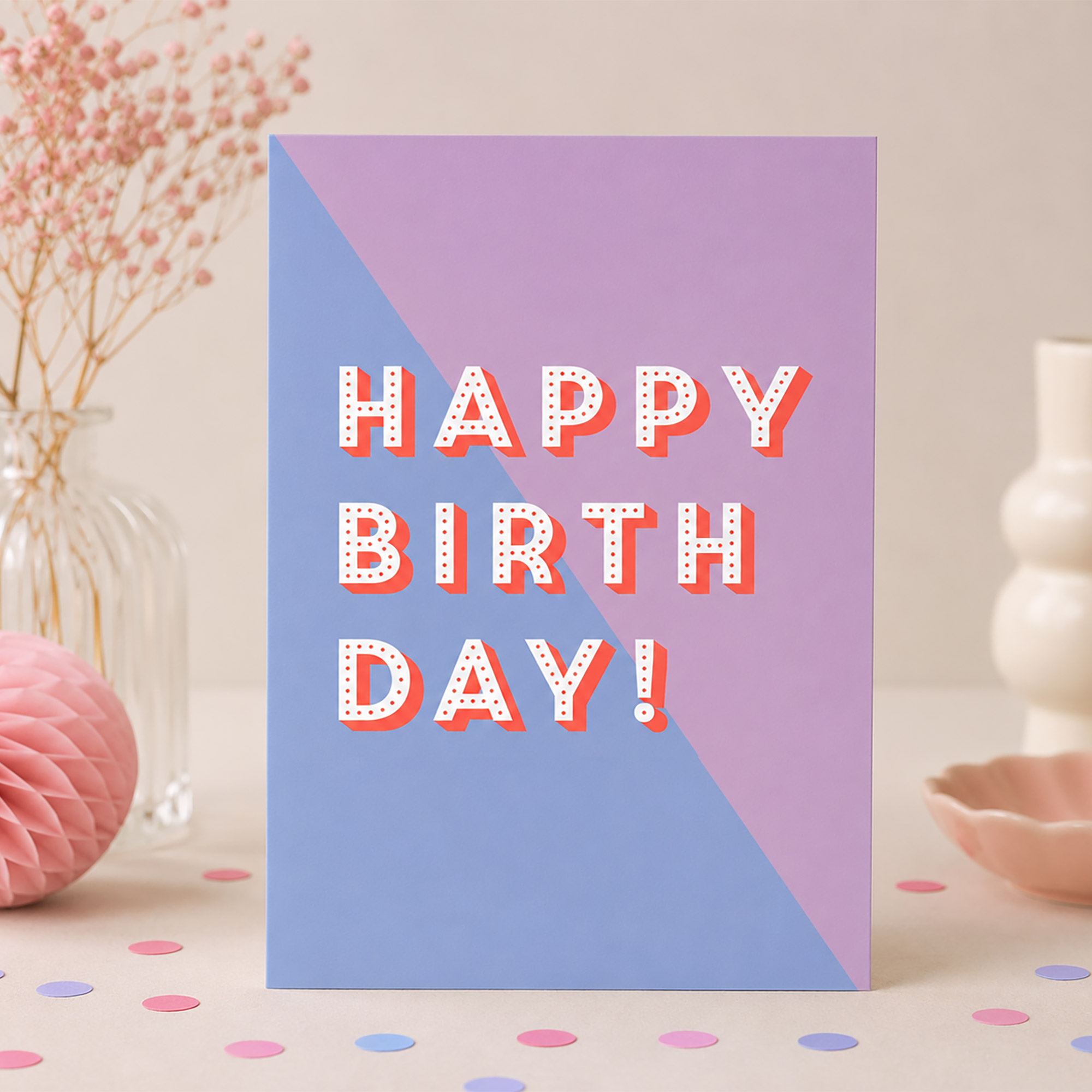 Karte zum Geburtstag mit dem Schriftzug „Happy Birthday“ in Weiß auf blau-lilafarbenem Hintergrund
