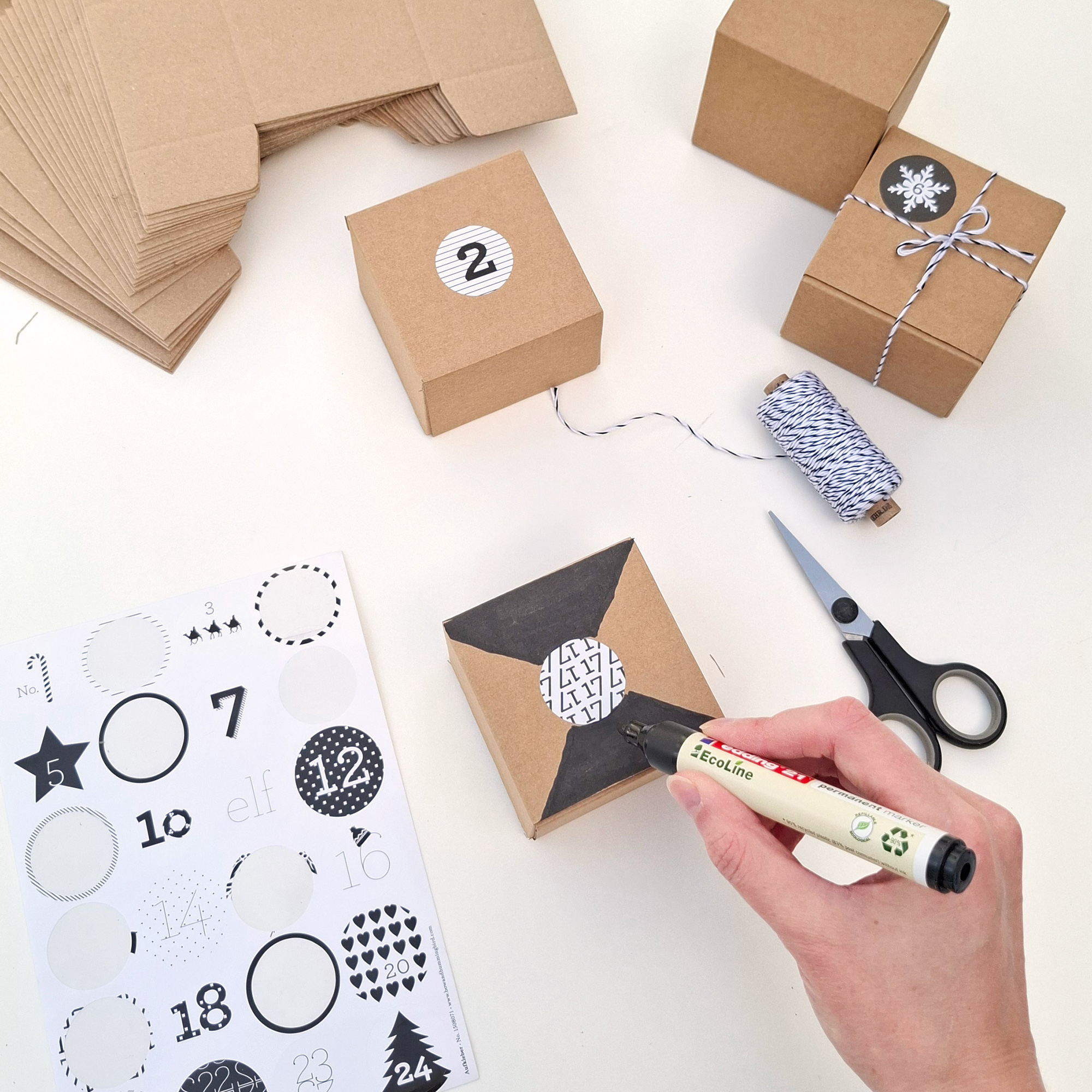 Adventskalender Schwarz/Weiß mit Boxen