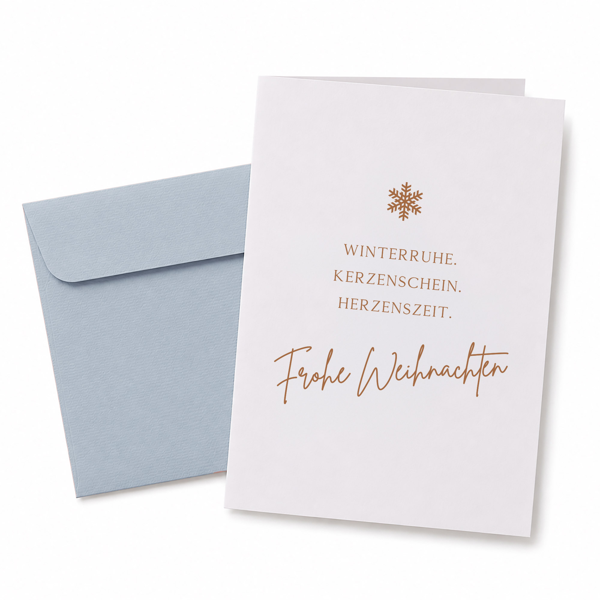 Hochwertige Weihnachtsklappkarte „Winterruhe. Kerzenschein. Herzenszeit.“ mit Kupferdruck und blau-grauem Umschlag mit Rippenprägung