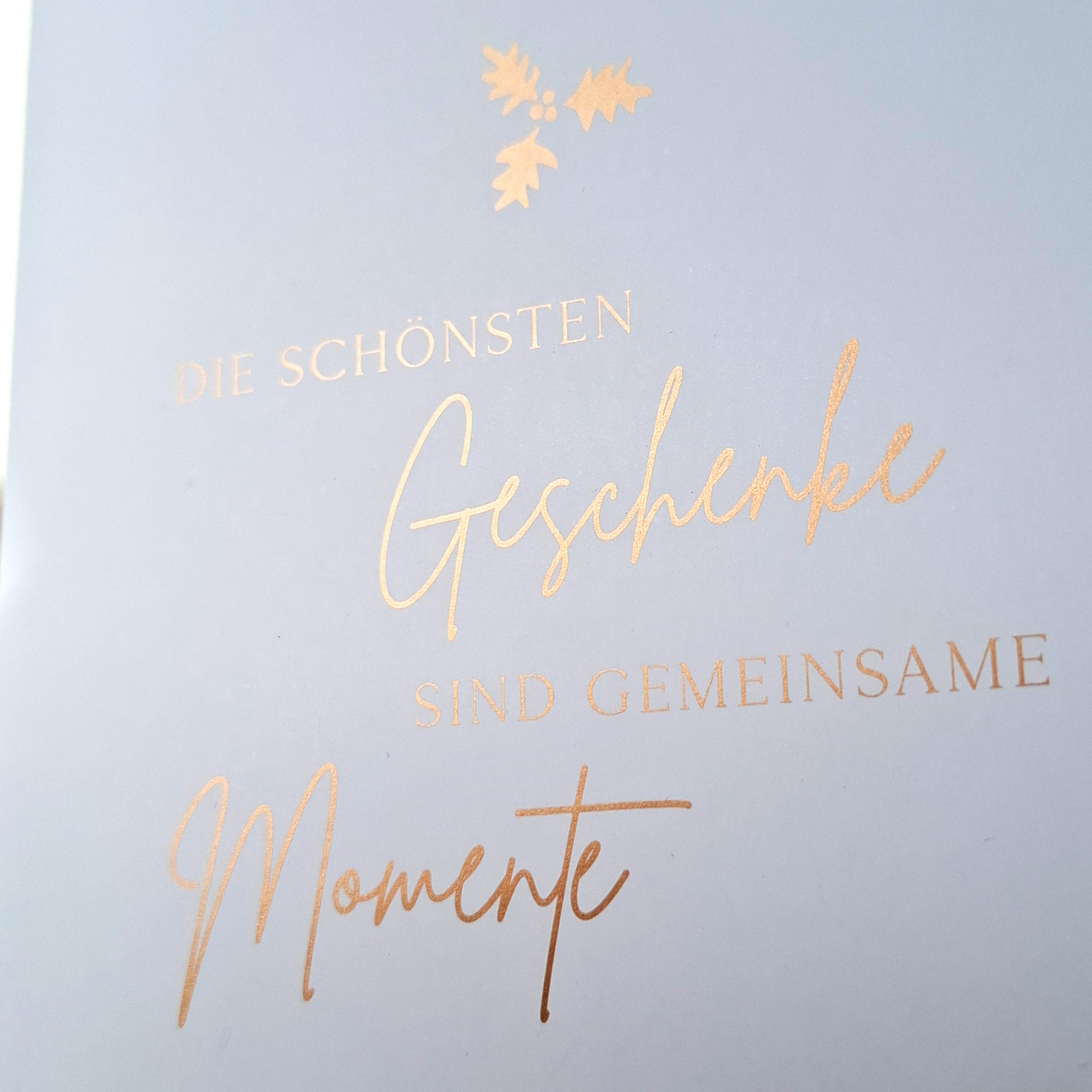 Detail des glänzenden Kupferdrucks auf der weißen Weihnachtskarte „Gemeinsame Momente“