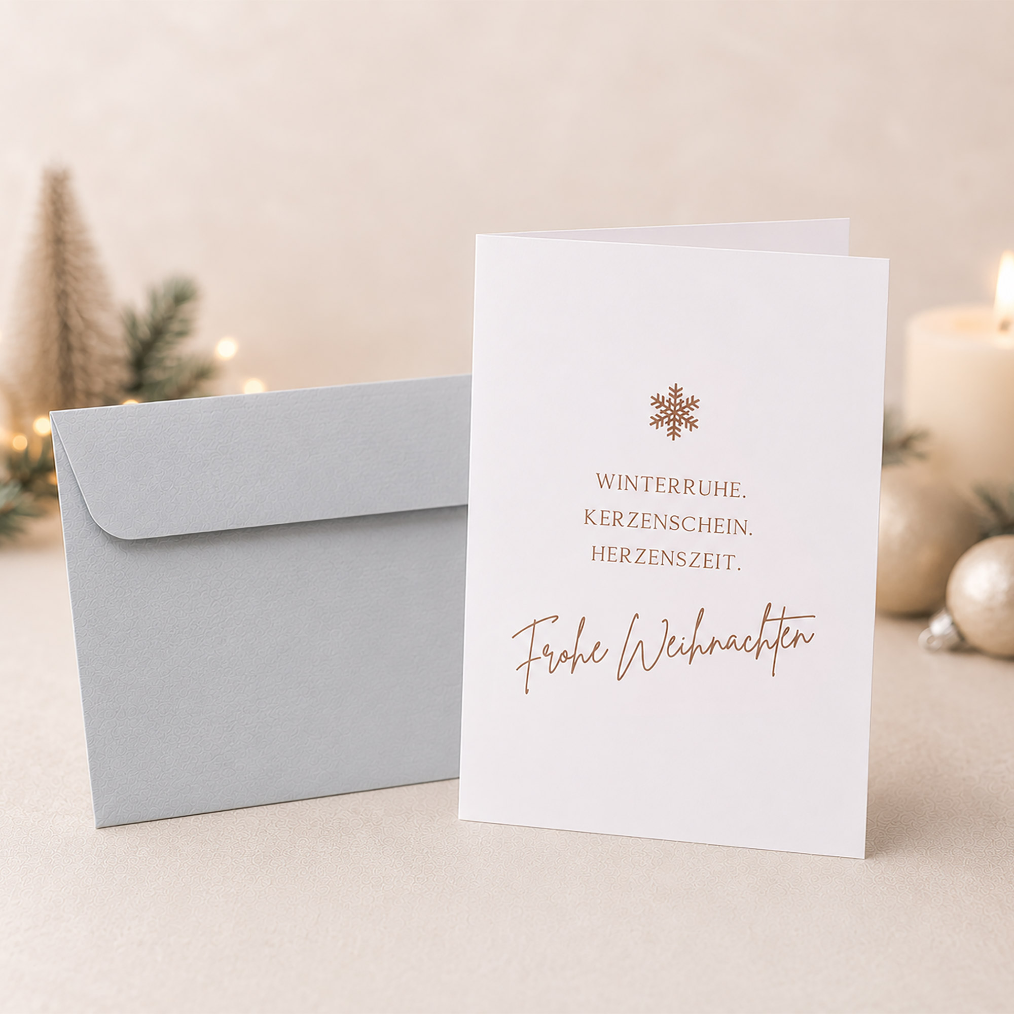 Hochwertige Weihnachtskarte „Winterruhe. Kerzenschein. Herzenszeit.“ mit blau-grauem Umschlag in weihnachtlicher Dekoration
