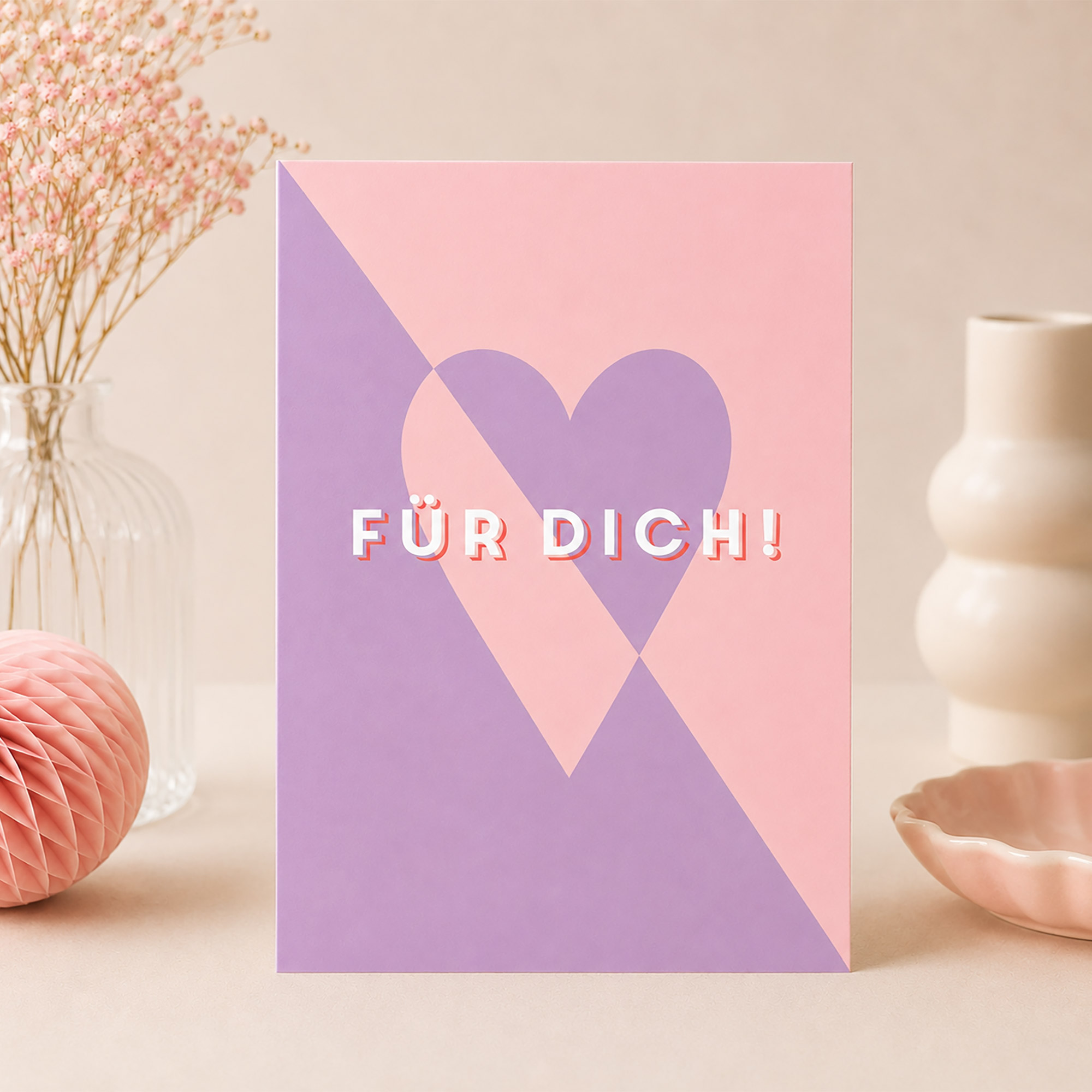 Rosa-lilafarbene Karte zum Valentinstag mit dem Schriftzug „Für dich!“ und Herzmotiv