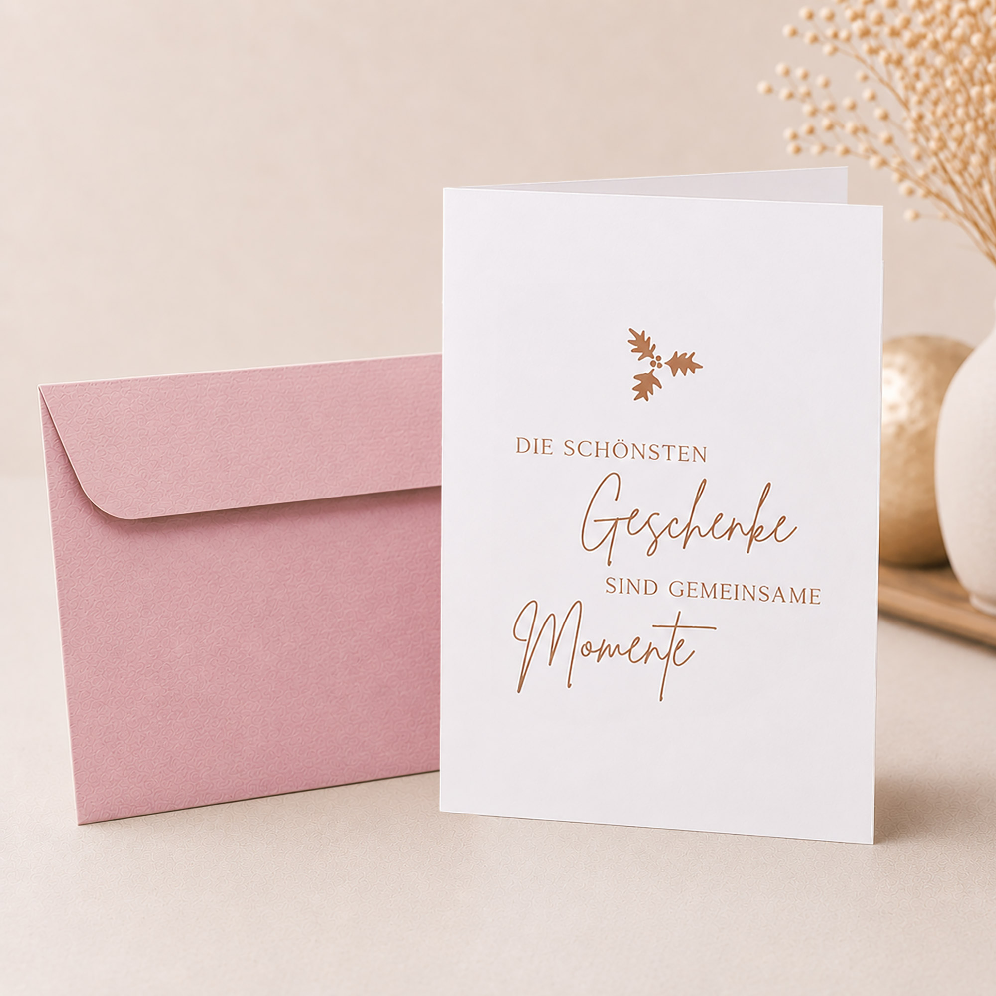 Weihnachtskarte mit Spruch „Die schönsten Geschenke sind gemeinsame Momente“, Kupferdruck und rosa Umschlag