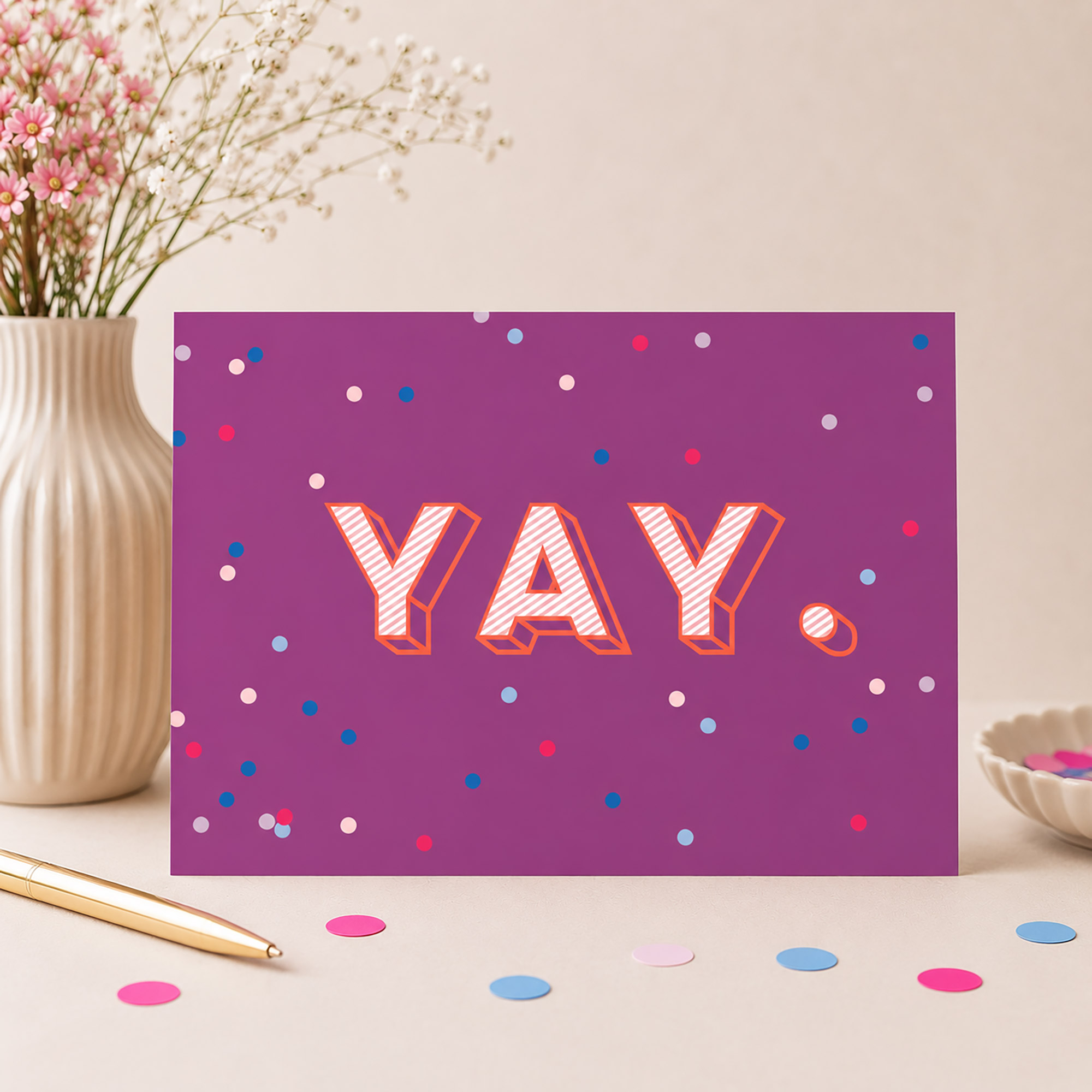 Lila Glückwunschkarte mit dem Schriftzug „YAY.“ und bunten Konfetti-Punkten für besondere Erfolge